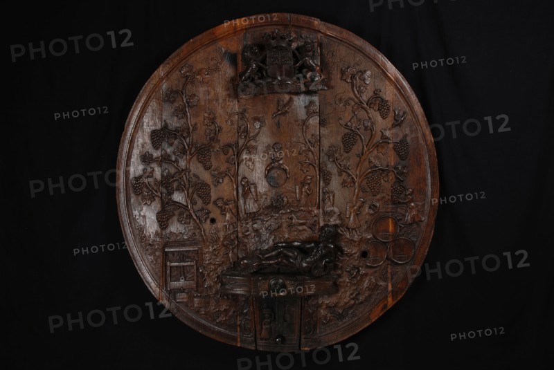 Sculpted oak bottom or lid of wine barrel, wine barrel barrel holder wood oak bronze bronze ), carved cutted Carved bottom or