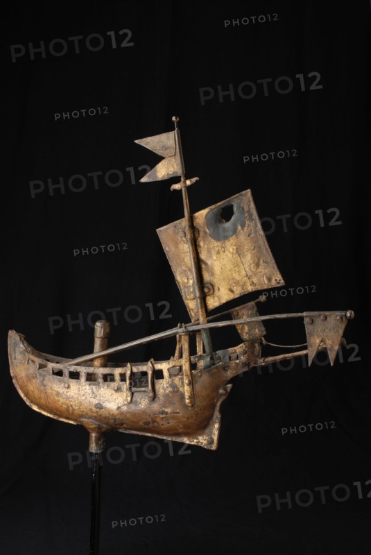 Gilded metal weather vane in the shape of herring pipe from Ooster Oudehoofdpoort, Rotterdam, weathervane building component