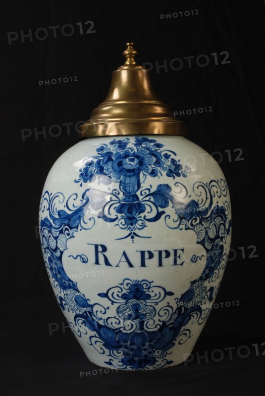 Manufacturer: De Porceleyne Schotel, Delft blue tobacco pot with copper lid and text RAPPE, tobacco pot holder ceramic pottery