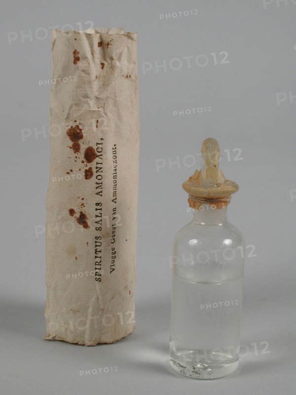 Colorless glass jar with grip stopper, contents and loose packaging SPIRITUS SALIS AMONIACI, bottle bottle holder medicine