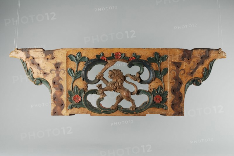 Sheaf of farm wagon with carved lion with sword and arrows bundle, meager wood carving sculpture wood painting, Schamel