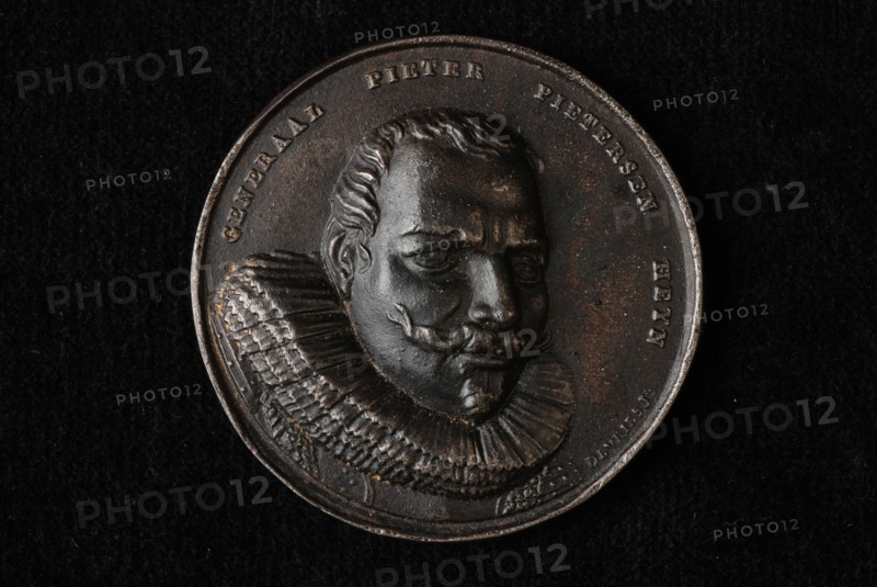 M.C. de Vries jr., Medal with Pieter Pietersz. Heyn (Piet Hein), penning footage iron, molded Portrait head of Piet Hein