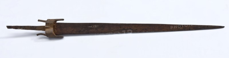 Blade with baffle plate of kidney dagger with single blade, kidney dagger dagger knife stab weapon weapon fragment soil find