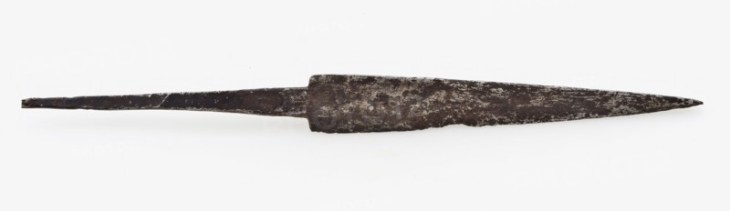 Blade of dagger with one cutting blade with incised figures on the blade, kidney dagger dagger knife stab weapon weapon fragment