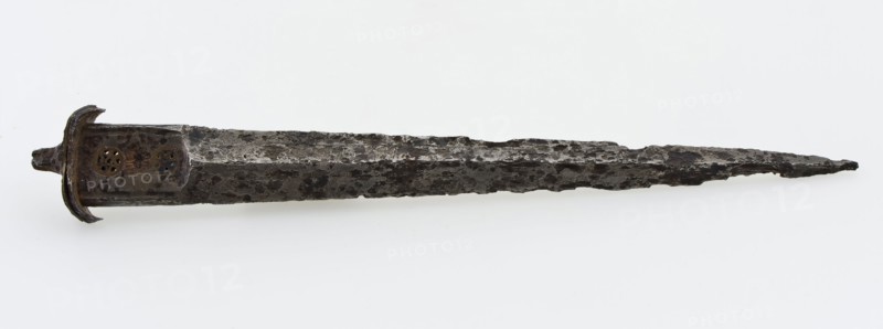 Blade of dagger with double-edged blade of kidney dagger with two ring-tube ornaments at the heel of the blade, kidney dagger