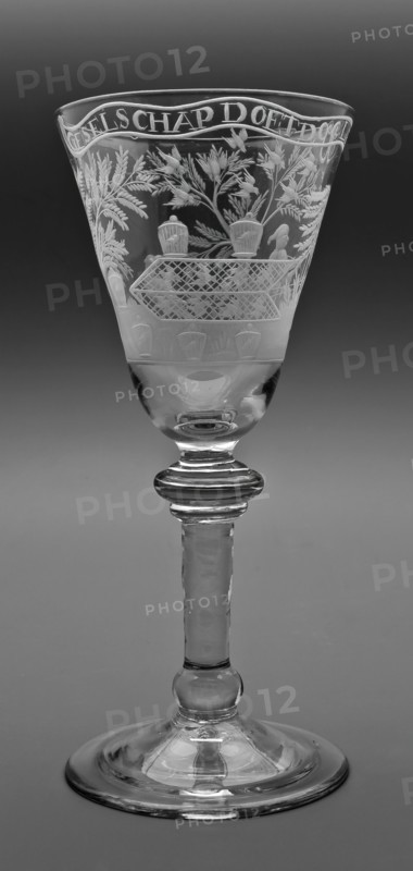 Goblet engraved with finch hunting and companionship, wine glass drinking glass drinking utensils tableware holder lead glass