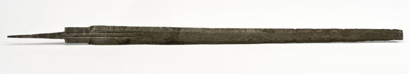 Blade of broadsword or hacker with coat of arms Passau, filled with gold and in the trenches the text MAIL LANT, blade sword