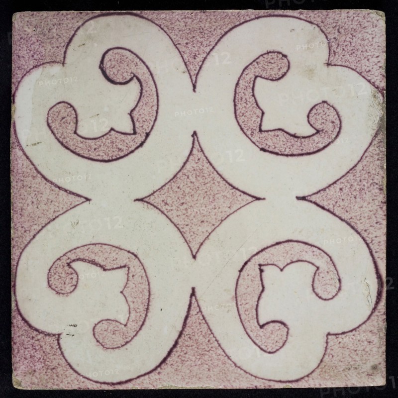 F.J. Kleyn, Purple sprinkled tile on white, central decor of four indented identical laterally connected pretzel shapes, wall