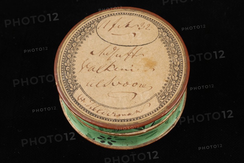 Cardplate pillbox with handwritten inscription 11 febr 32 MJuffr Falconer and green floral side, pillbox box holder cardboard
