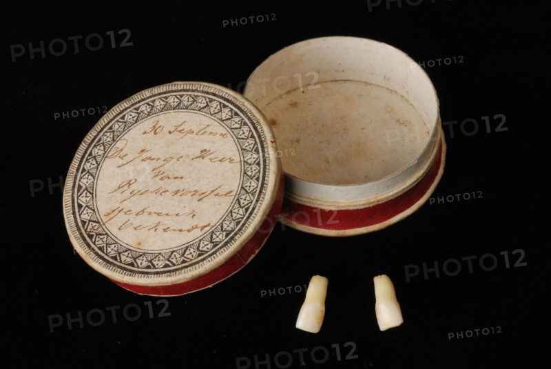 Cardplate pillbox with handwritten inscription 30 September The Jonge Heer van Rijckevorsel use known, red side and contents