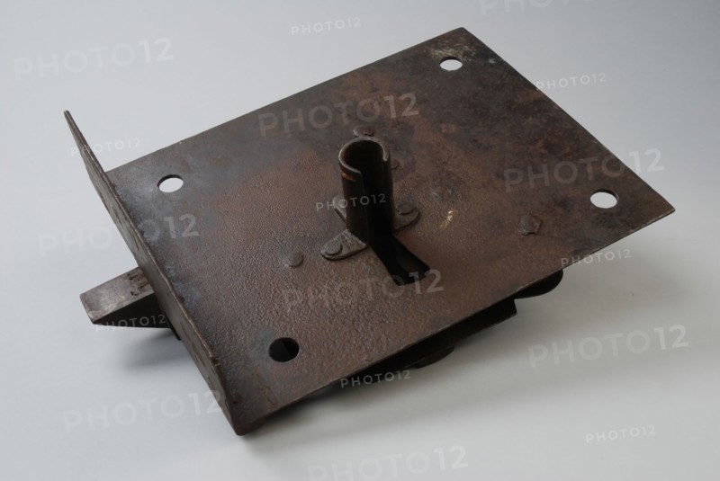 Iron sheet fender lock with rectangular lock plate, one lap and curl, door lock padlock lock closing device iron, handforged