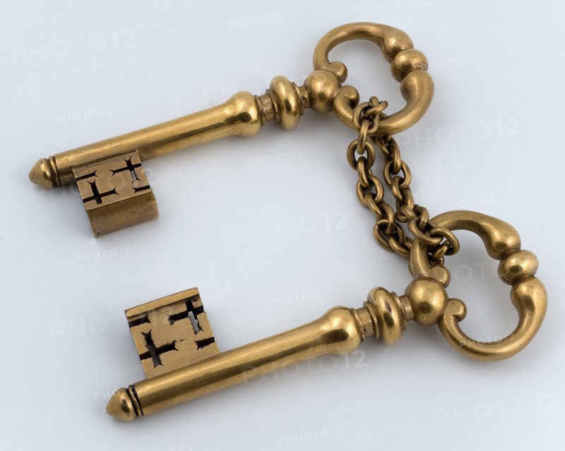 Two gilded copper keys on chain: the so-called city keys, key ironware copper gold, key) Two same relatively large gilt keys