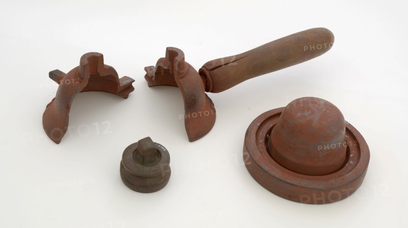 Jan van der Pol, Four-piece bronze mold for lid of tap jug with initials JVDP and 1751, cast molding tool tools base metal
