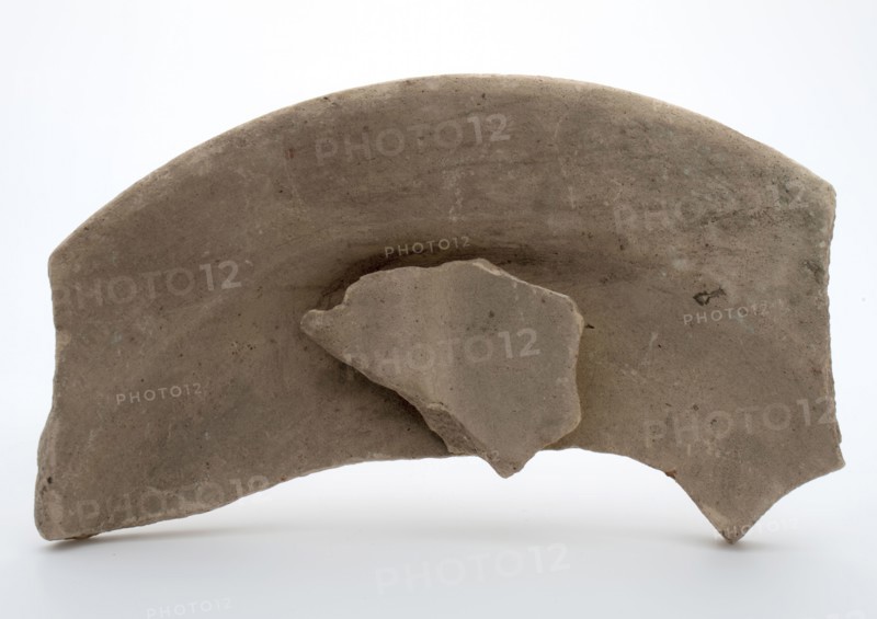 Fragments of baked dishes, unglazed, biscuit earthenware, dish crockery holder soil find ceramic earthenware, w 9.5 h 3.2