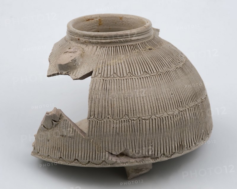 Fragment of stoneware inkwell in the shape of beehive, inkwell fragment soil finding ceramic stoneware glaze salt glaze, edge