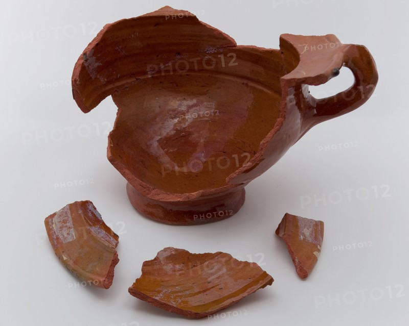 Room pot of red earthenware, narrow foot, outstanding top edge, pot holder sanitary earthenware ceramic earthenware glaze lead