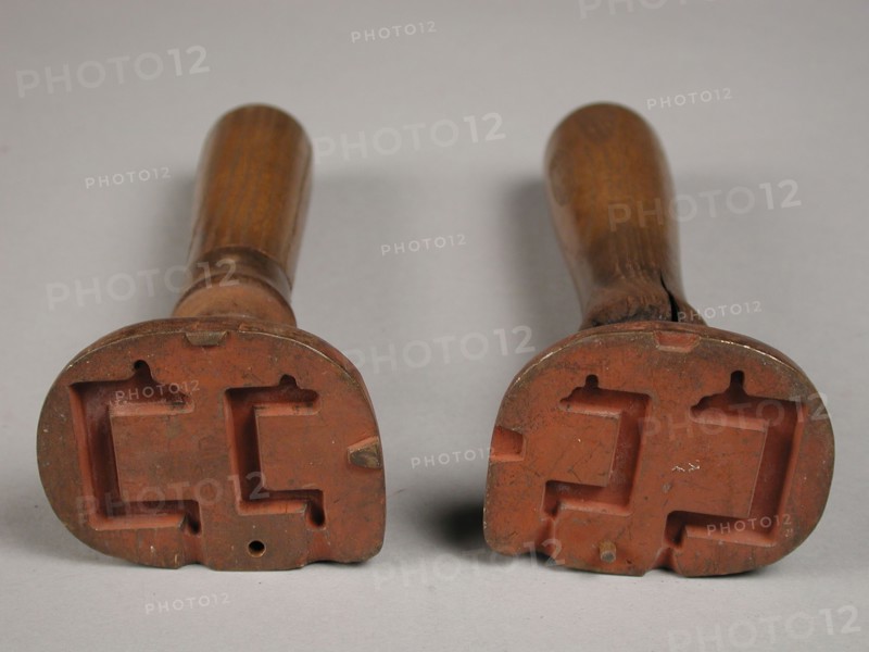Two-piece bronze mold for handles of 1 cl and 2 cl measuring jugs, mold casting tool tools kit base metal bronze, cast Two-piece