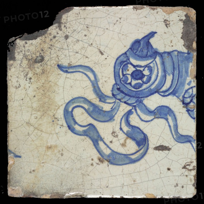 Loose tile from tableau 'Hoop' with image bird of prey with hood, tile picture footage fragment ceramic pottery glaze tin glaze