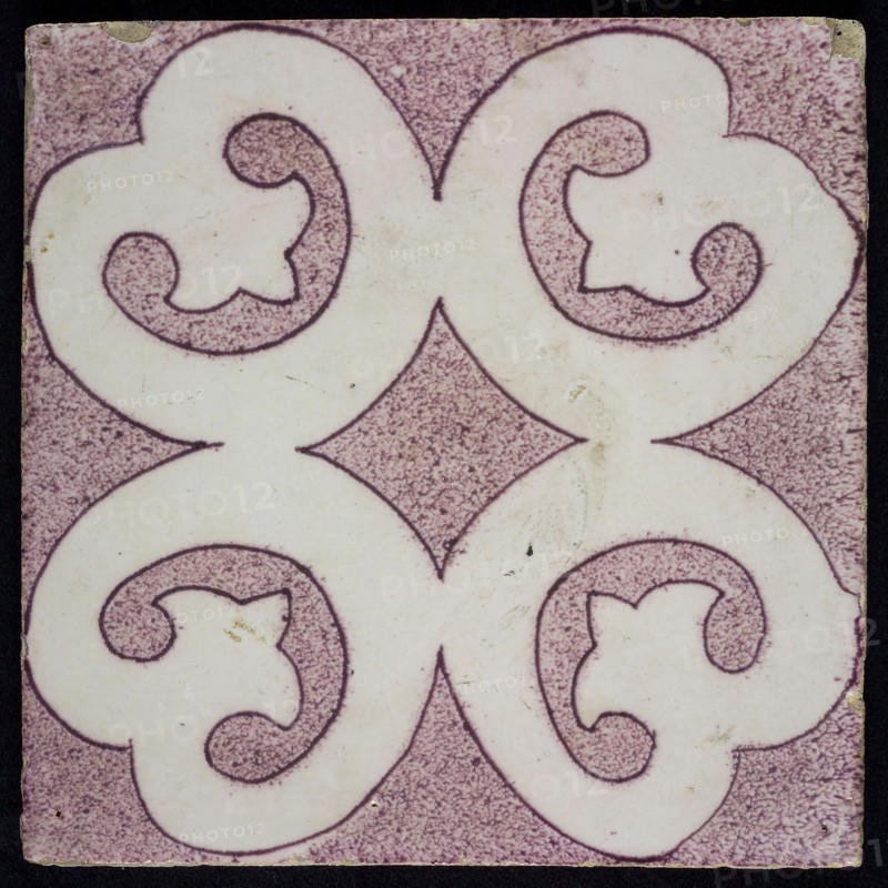 F.J. Kleyn, Purple sprinkled tile on white, central decor of four indented identical laterally connected pretzel shapes, wall