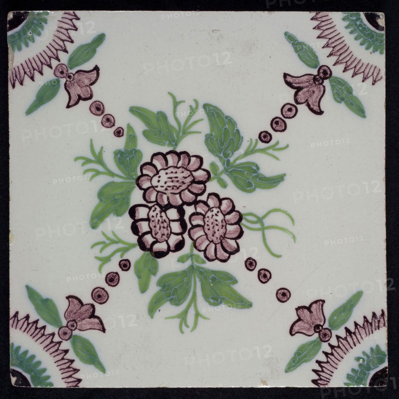 Ornament tile, three little flowers with rounded pages, diagonally to the corners purple dots with flower buds, corner patterned