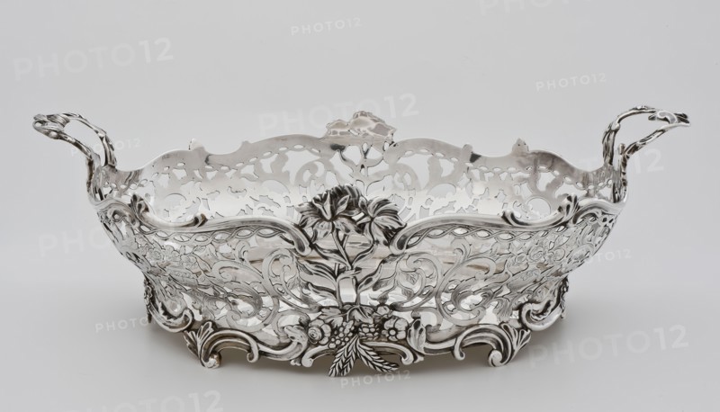 Silversmith: Rudolph Sondag, Silver open-worked bread basket, bread basket holder silver, sawn engraved mold Oval shape openwork