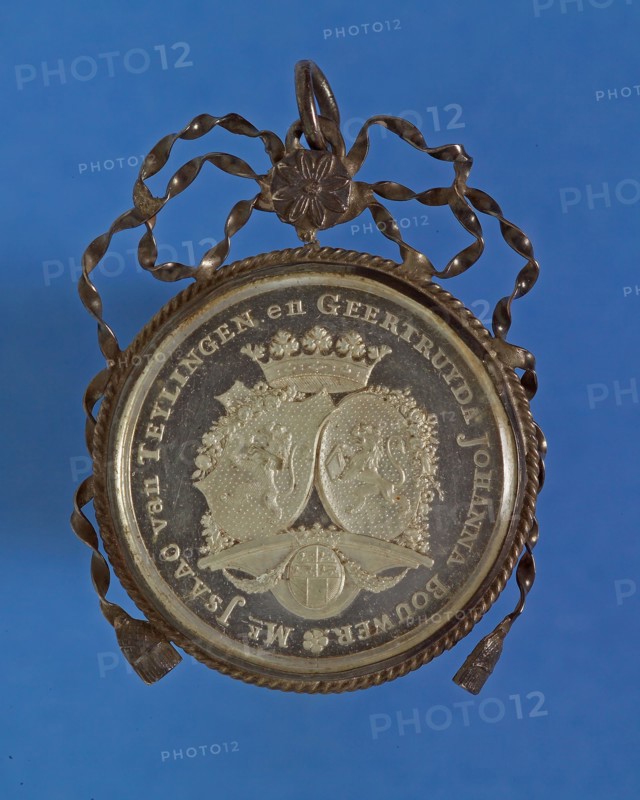 Wedding medal as pendant, from Mr. Isaac van Teylingen, mayor of Rotterdam, and Geertruyda Johanna Bouwer, wedding medal