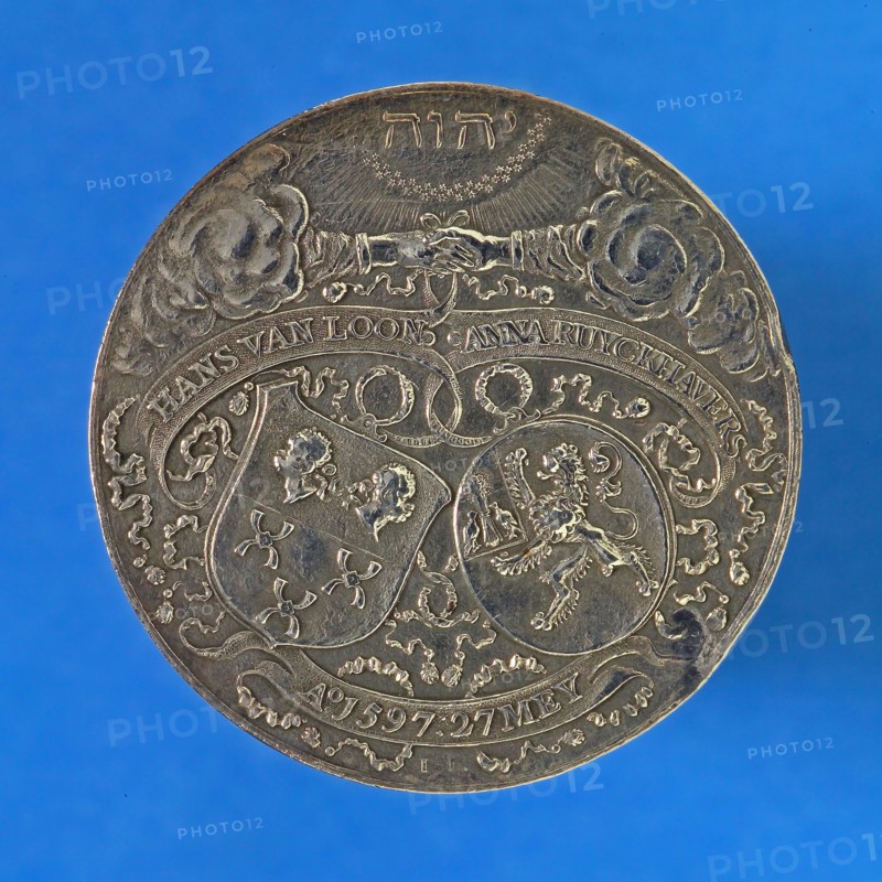 J. Looff, Medal on the 50-year marriage of Hans van Loon and Anna Ruyckhavers, wedding medal penning footage silver, cast, two