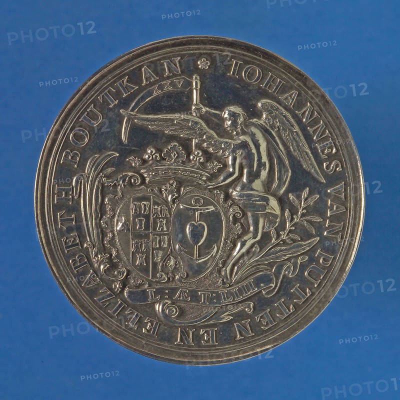 Medal on the 25-year marriage of Johannes van Putten and Elizabeth Boutkan, wedding medal medal silver imagery dimmed 5fs