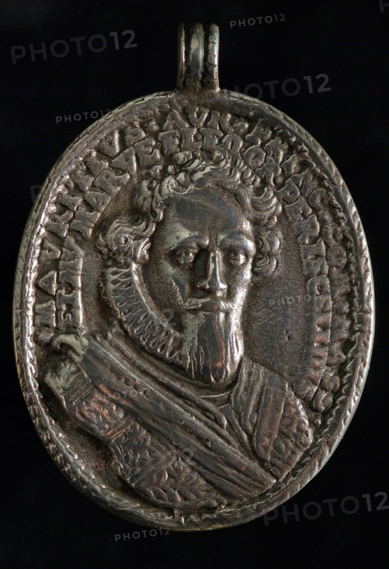 Pouring on Prins Maurits, penny footage silver h 5.5 (with eyelet), cast, bust prince Maurits forwards omschrift outside