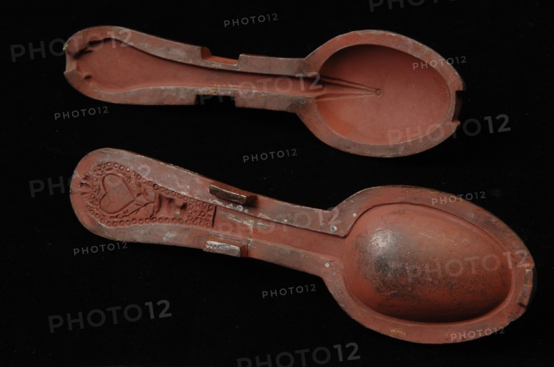 Two-piece bronze mold for wedding spoon with decoration, mold casting tool tools kit metal bronze, finished product, cast