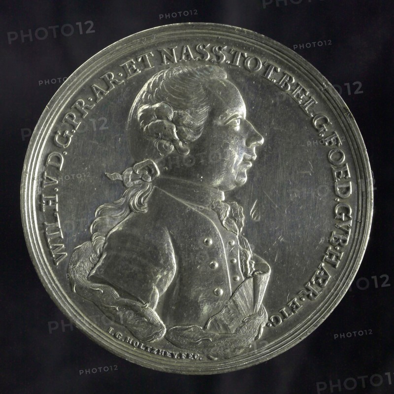 J.G. Holtzhey, Medal at the inauguration of William V as Stadholder, penning footage silver, bust of Willem V to the right