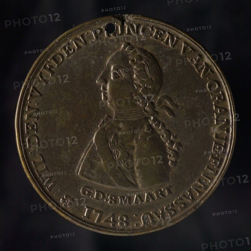 Medal at the inauguration of William V as Stadholder, medallion medal brass, medal with hole, omschrift (rosette): WIL: DEN