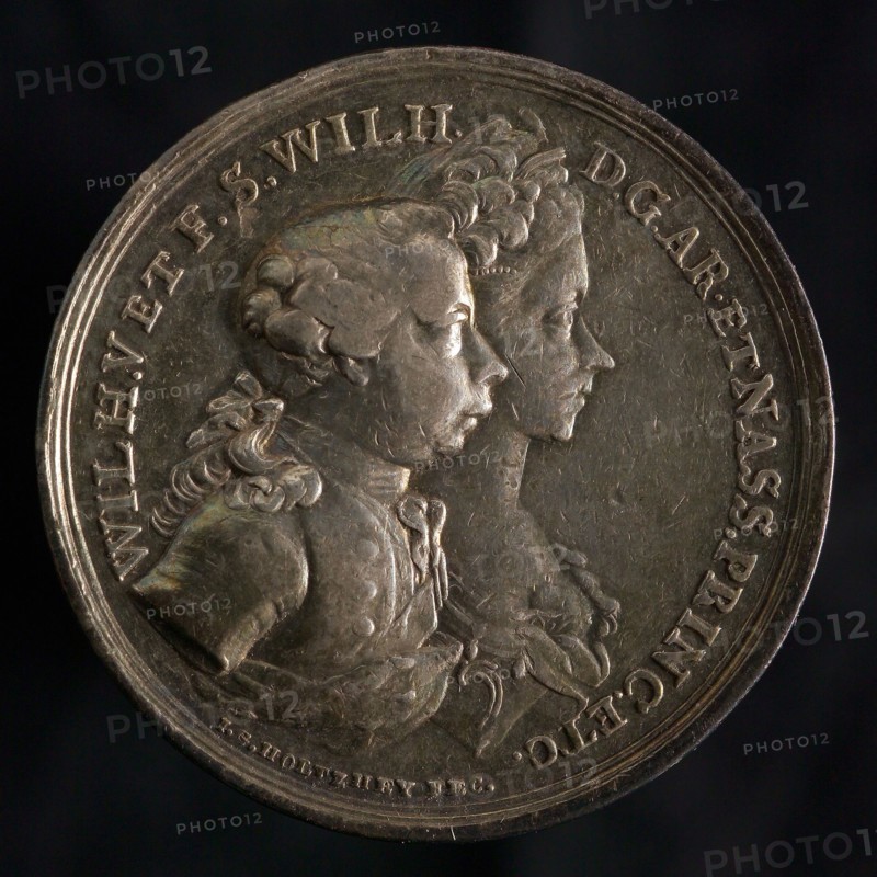J.G. Holtzhey, Medal on the birth of the Prince Princess of Orange, birth medal penning visual material silver, busts of Willem