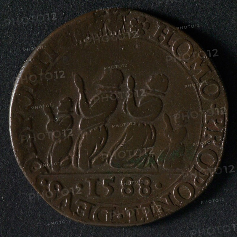 Medal on the downfall of the Invincible Fleet, jeton utility medal medal exchange buyer, Front: man woman and two children