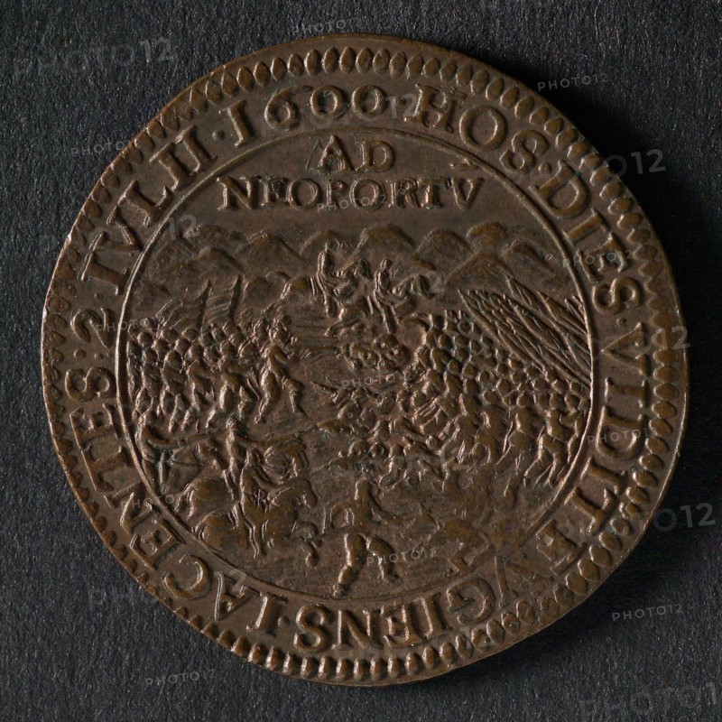 Medal at the battle of Nieuwpoort, jeton utility medal medal exchange copper, image of the battle in the dunes omschrift: HOS