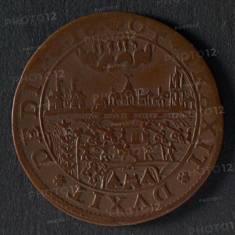 Medal on the conquest of Sluis by Prince Maurits, jeton utility medal medal exchange buyer, view of besieged city in the clouds