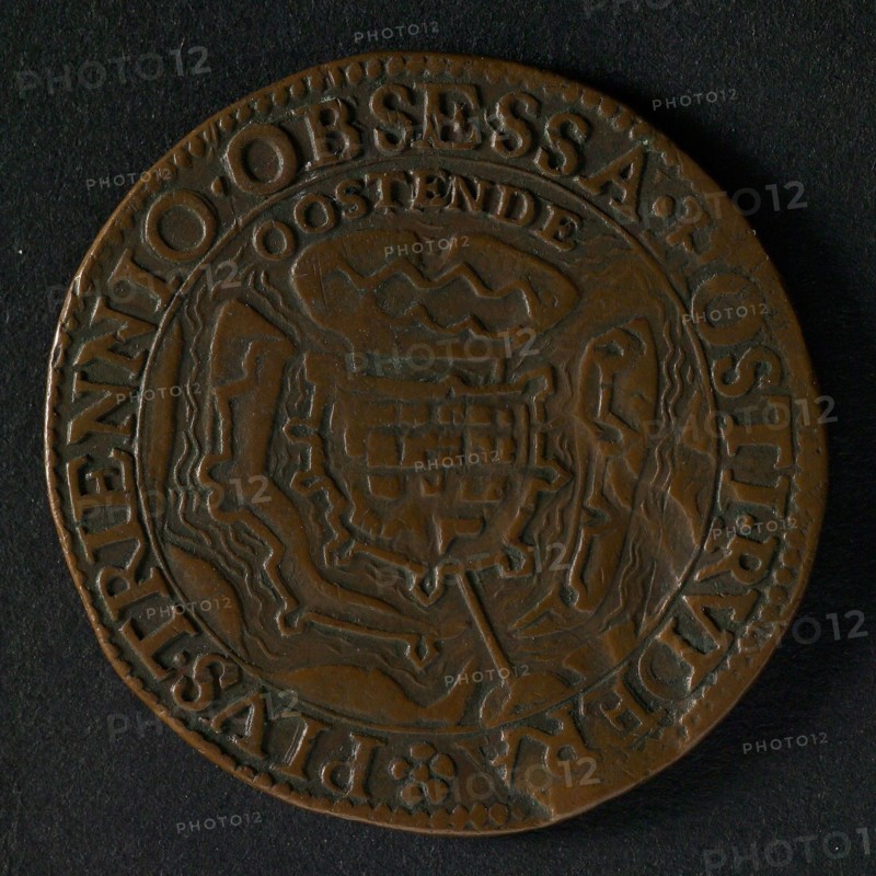 Medal on the surrender of Ostend, jeton utility medal medal exchange buyer, map of Oostende omschrift: PLVS. TRIENNIO. OBSESSA