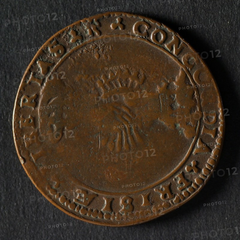 Medal on the unanimity in Friesland, jeton utility medal medal exchange copper, two intertwined hands hold bundle of seven