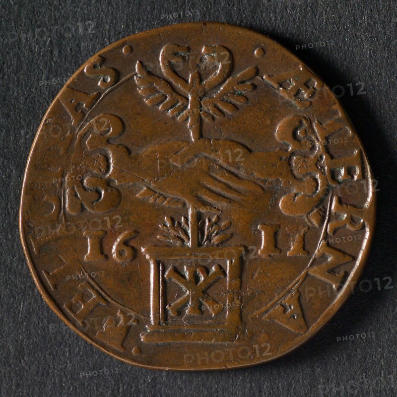 Medal in honor of Albert and Isabella, jeton utility medal penny exchange copper, two hands held together holding the altar