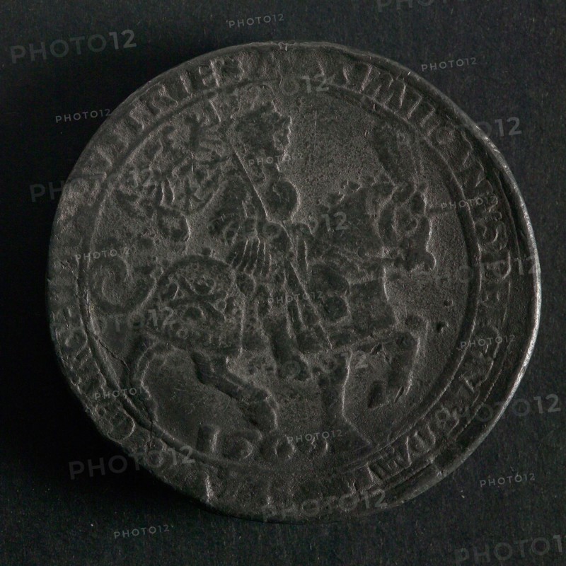 Medal on Maximilian of Austria, medallion medallion lead metal, Maximilian of Austria on horseback in full armor with standard
