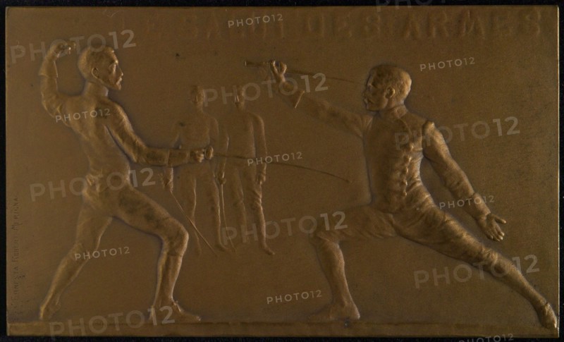 Ernesta Robert-Mérignac (1858 - 1933), Plaque Salut des Armes, plaque bronze, two men are fencing In the background two men