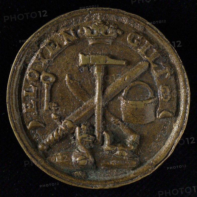 Medal of the guild of the forge of St. Eloy in Amsterdam, guild penny penning identification carrier brass, cast, crowned hammer