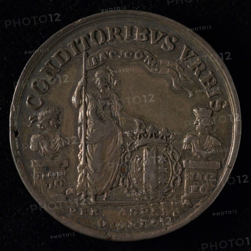 Medal of Gouda, tool medal penny identification carrier silver, city virgin with crowned city arms between the busts of Floris V