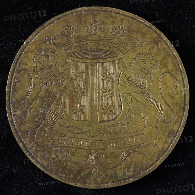 Medal awarded by the Curators of the Latin School in Gouda, penning footage copper silver gold, engraved, The crowned coat