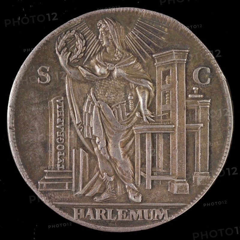 VroedschapsMedal of Haarlem, tooling medal penning identification carrier silver, Woman in armor and cloak with laurel wreath