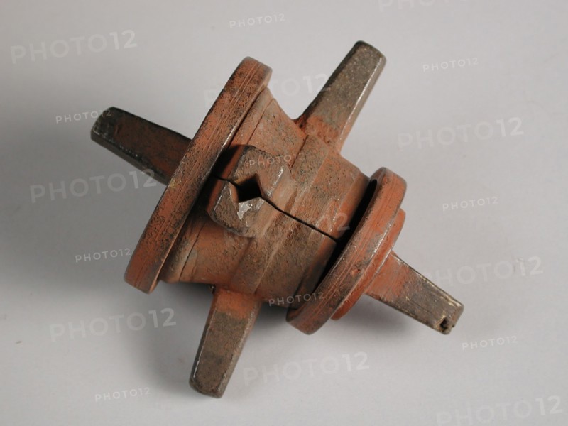 Four-piece bronze mold for top of bottle, mold casting tool tools equipment metal-bronze bronze, molded turned Four-part bronze