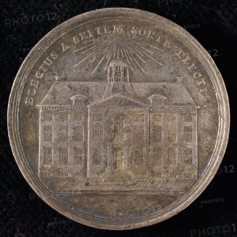 Vroedschaps Medal of Leeuwarden, tooling medal penning identification carrier silver, city hall above which radiant sun
