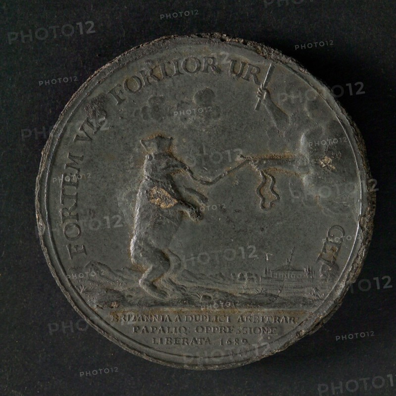 Medal on the revocation of the Roman princes of the English throne by the parliament, penny imagery tin, F: bear