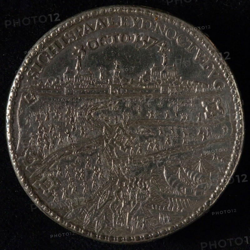 Medal on the relief of Leiden, penning footage silver, besieged city of Jerusalem; in the foreground angel soldiers chase