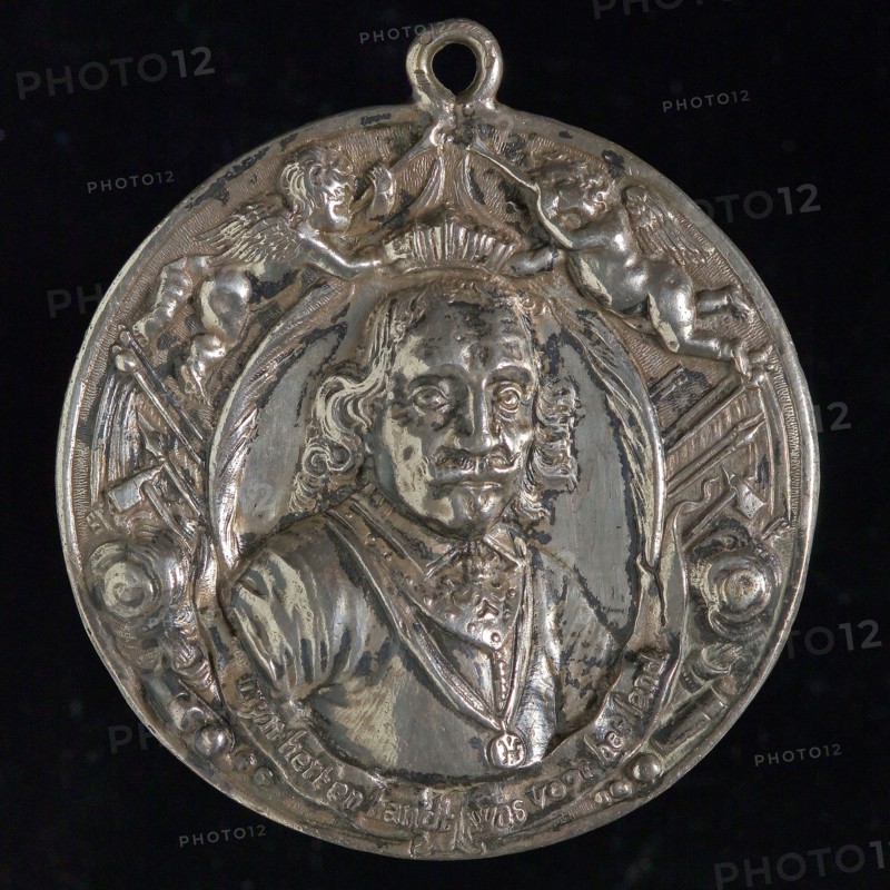 Medal on the death of Maarten Harpertszoon Tromp, death certificate medal silver, 50 gram, in raised relief bust Tromp Two